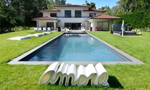 Piscine extérieure en béton rectangulaire avec membrane armée gris anthracite